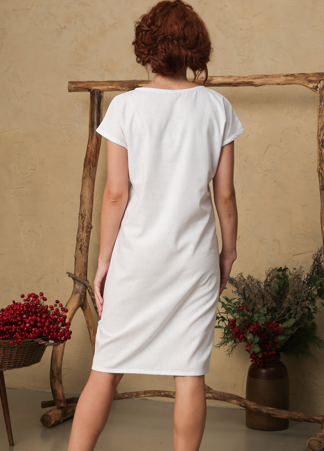 Білий кежуал льняна пряма сукня з вишивкою спереду INNOE з українською символікою