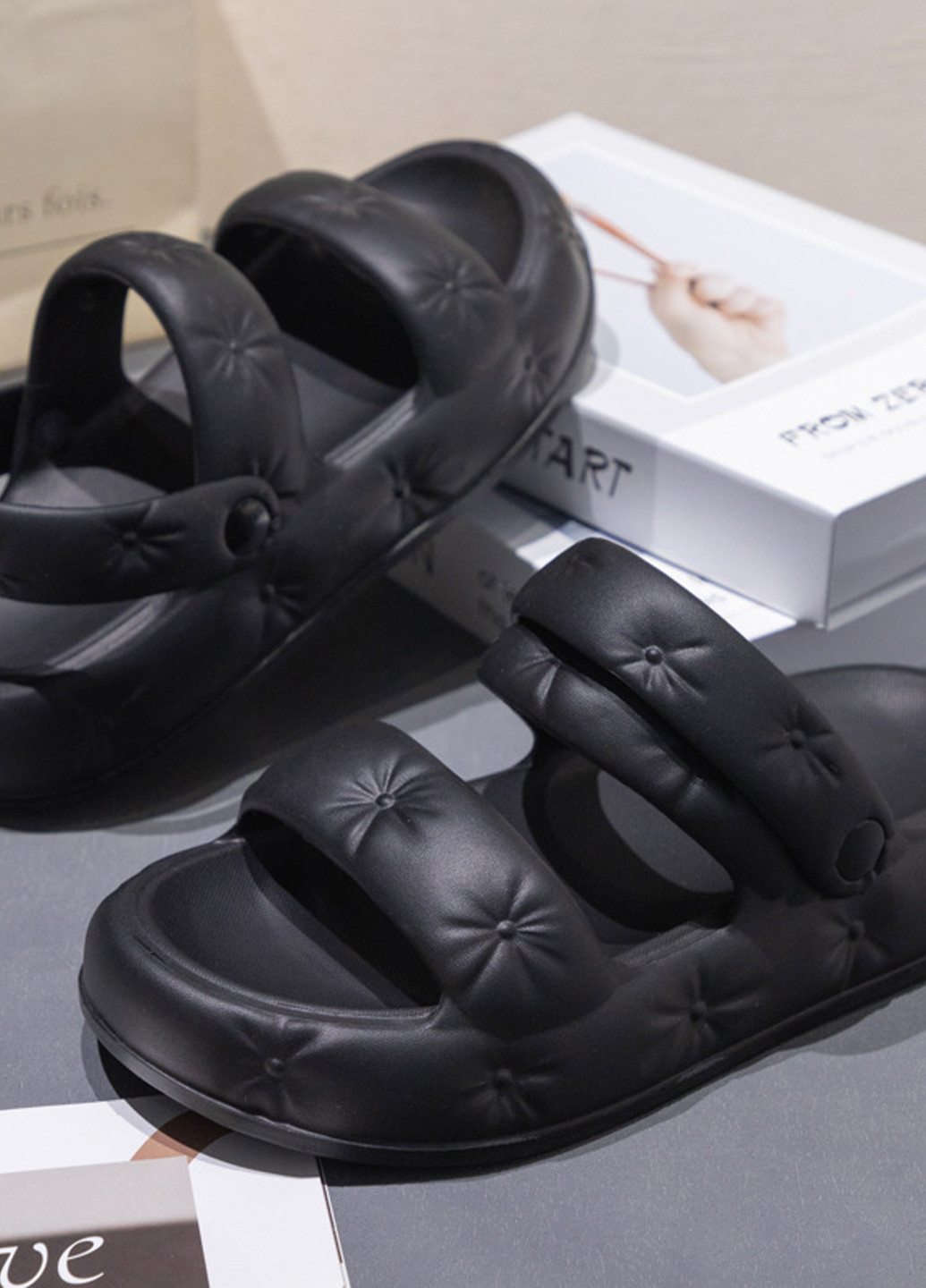 Черные шлепанцы Vi с тиснением