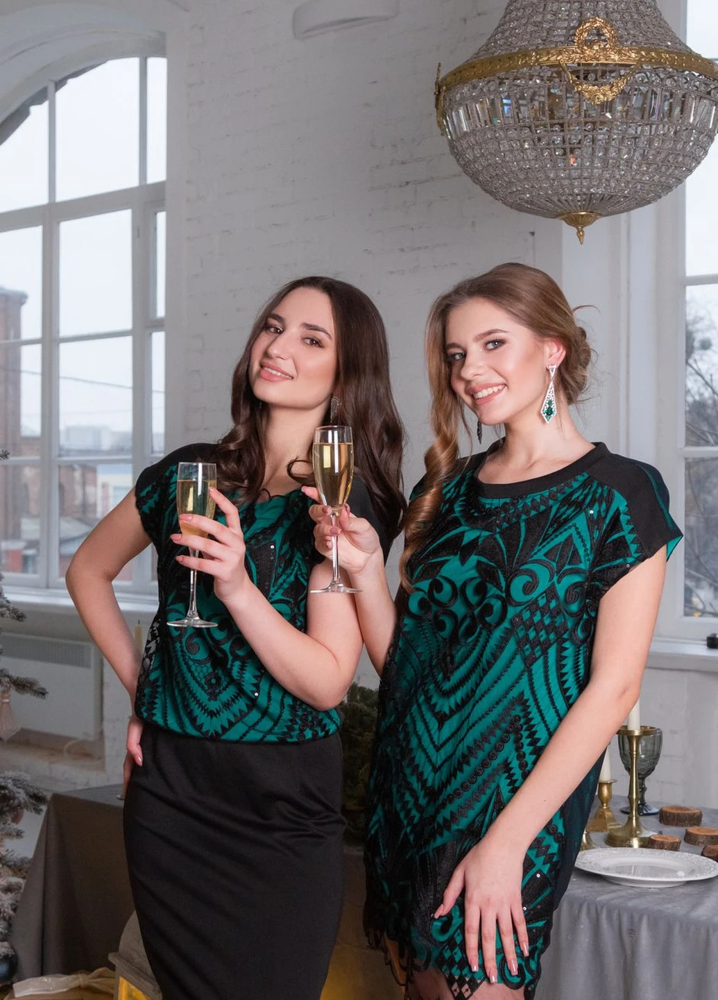 Зелена коктейльна плаття-туніка "tiffany" зелена оверсайз InRed з орнаментом