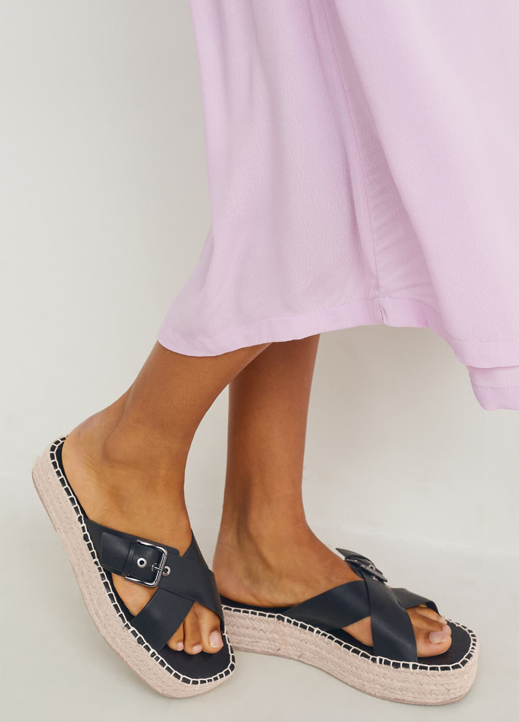 Черные шлепанцы C&A на плетеной подошве