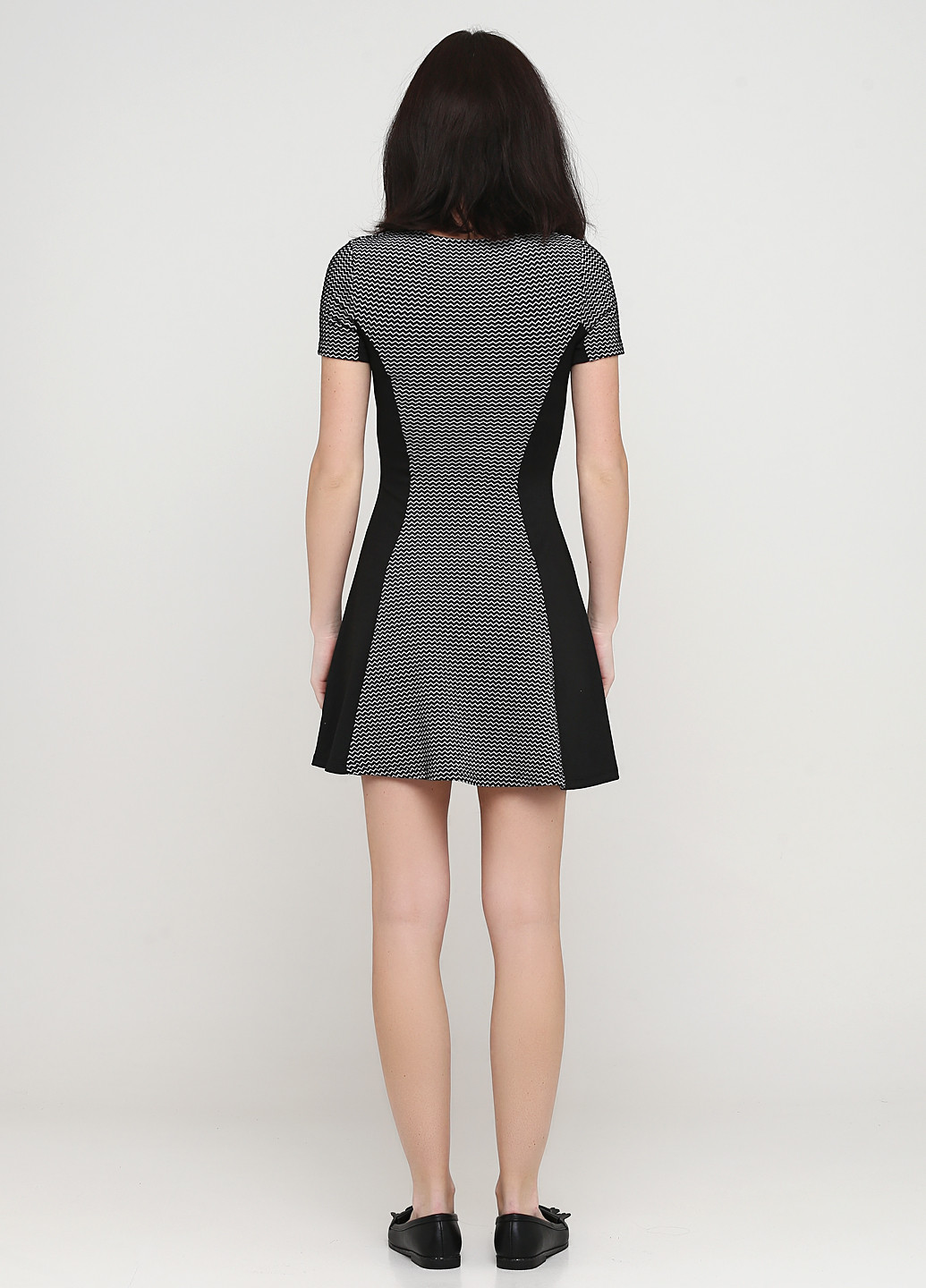 Черно-белое кэжуал платье клеш H&M с абстрактным узором