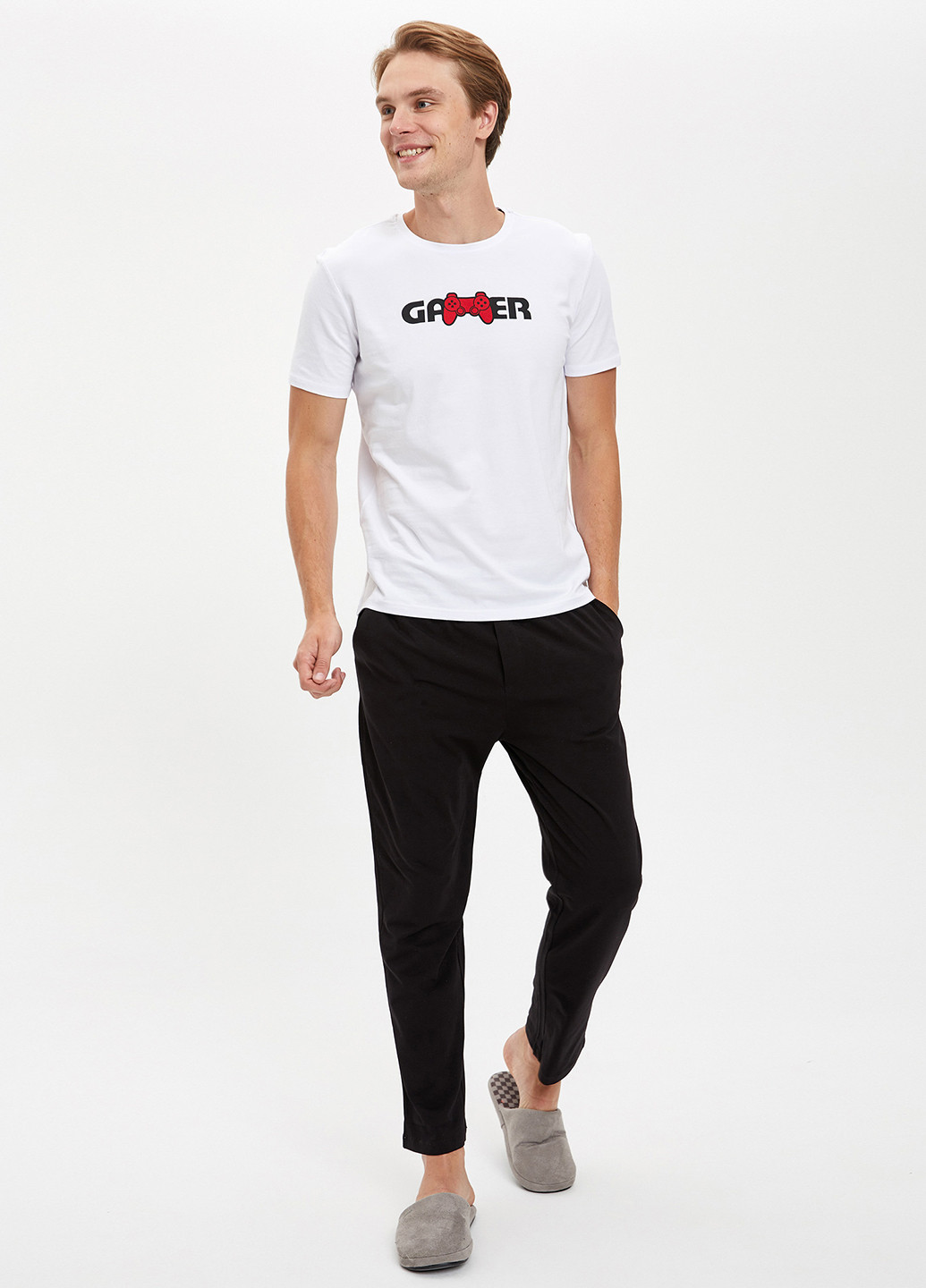 Білий демісезонний комплект(футболка, штани) DeFacto