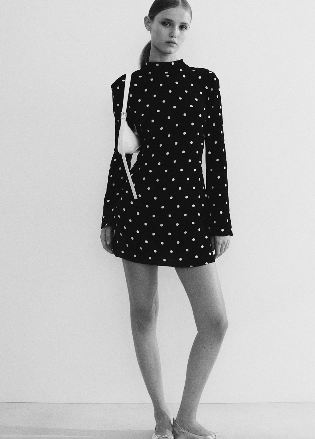 Черное кэжуал платье с открытой спиной H&M в горошек