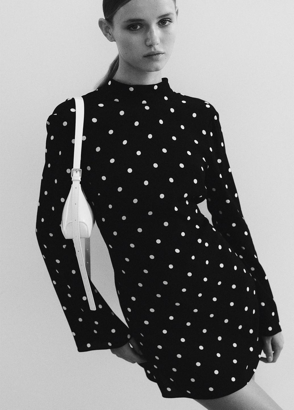 Черное кэжуал платье с открытой спиной H&M в горошек