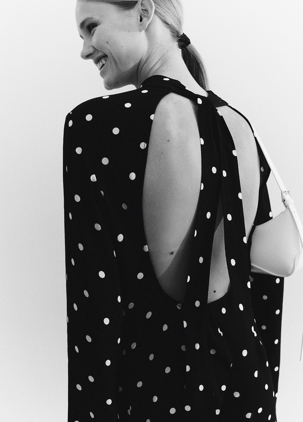 Черное кэжуал платье с открытой спиной H&M в горошек