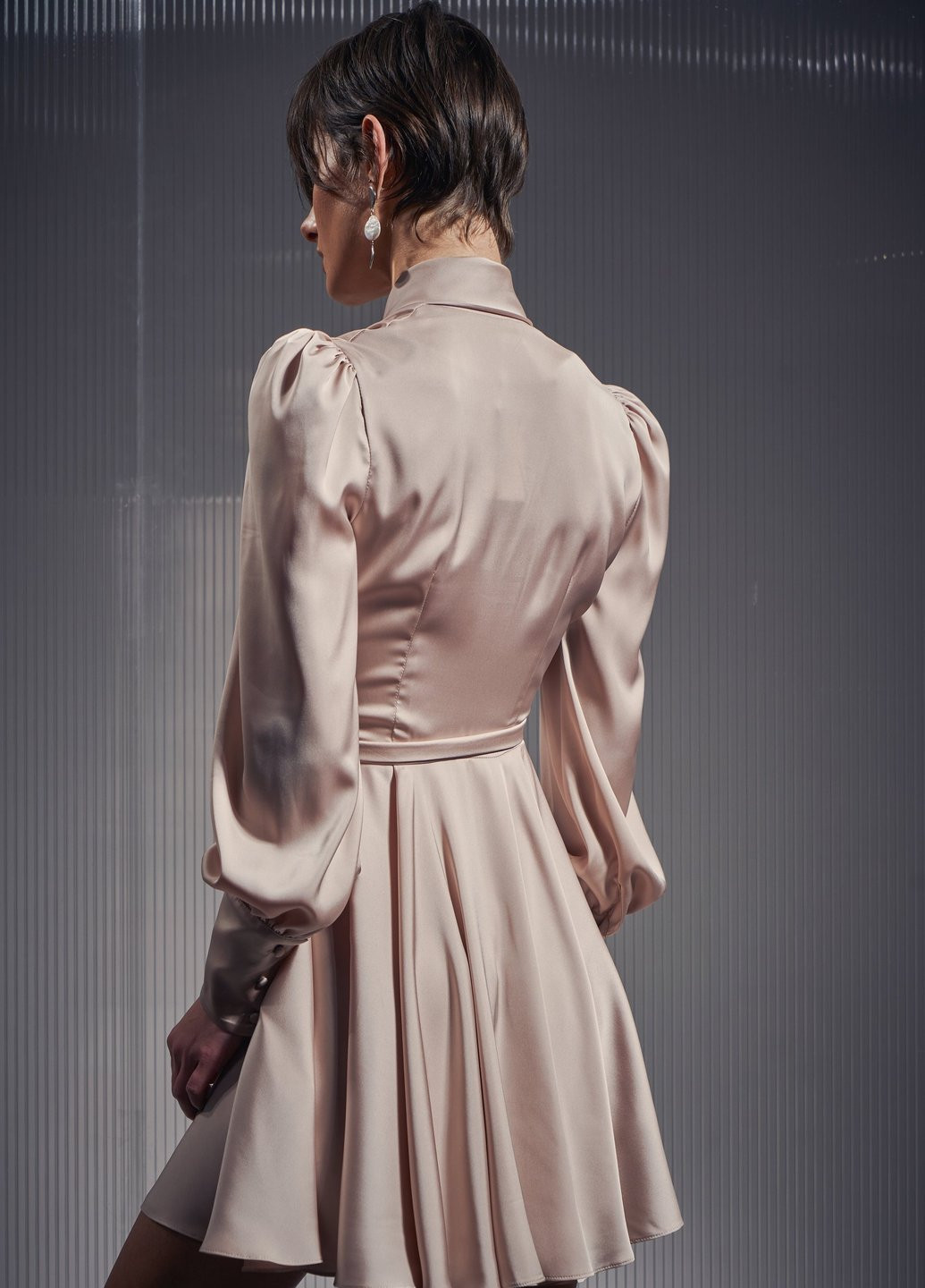 Бежевое коктейльное шелковое алое платье на запах Gepur однотонное
