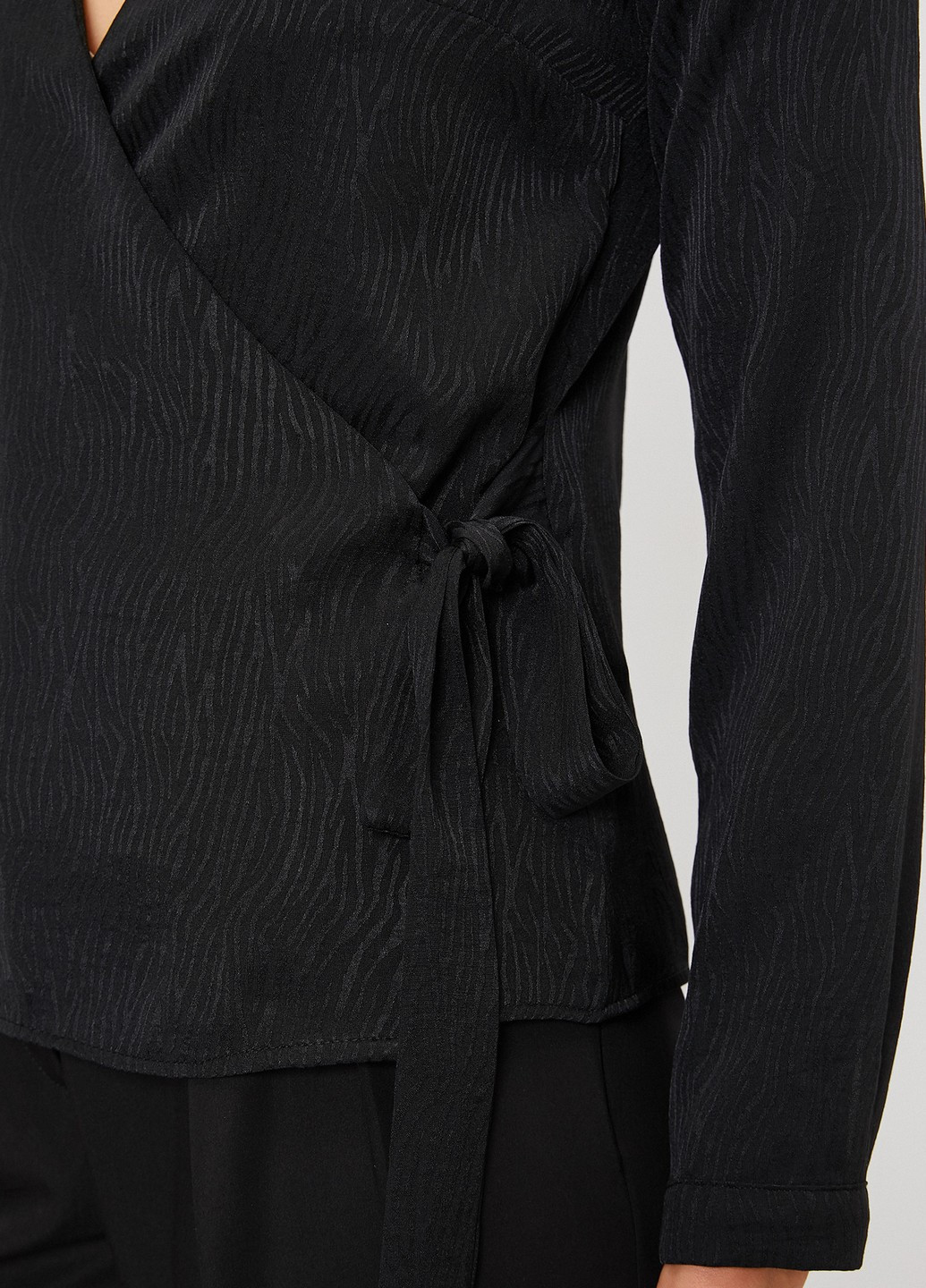 Черная демисезонная блуза на запах KOTON