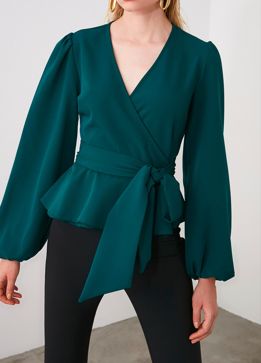 Зеленая демисезонная блуза AMORI
