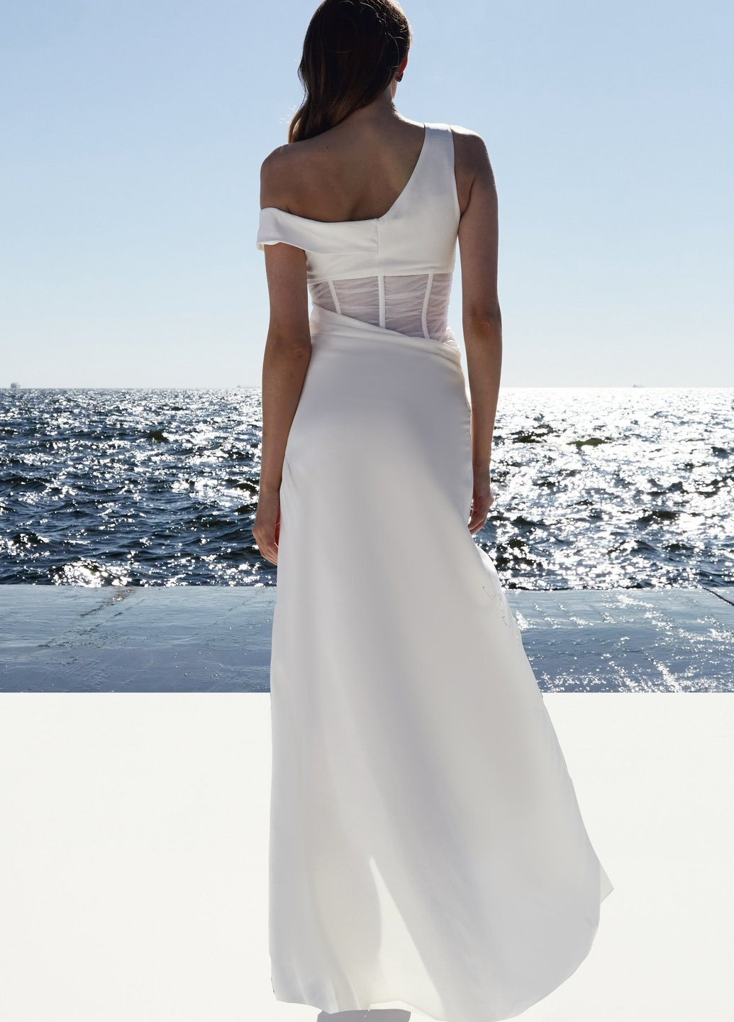 Молочное кэжуал платье на одно плечо Gepur однотонное