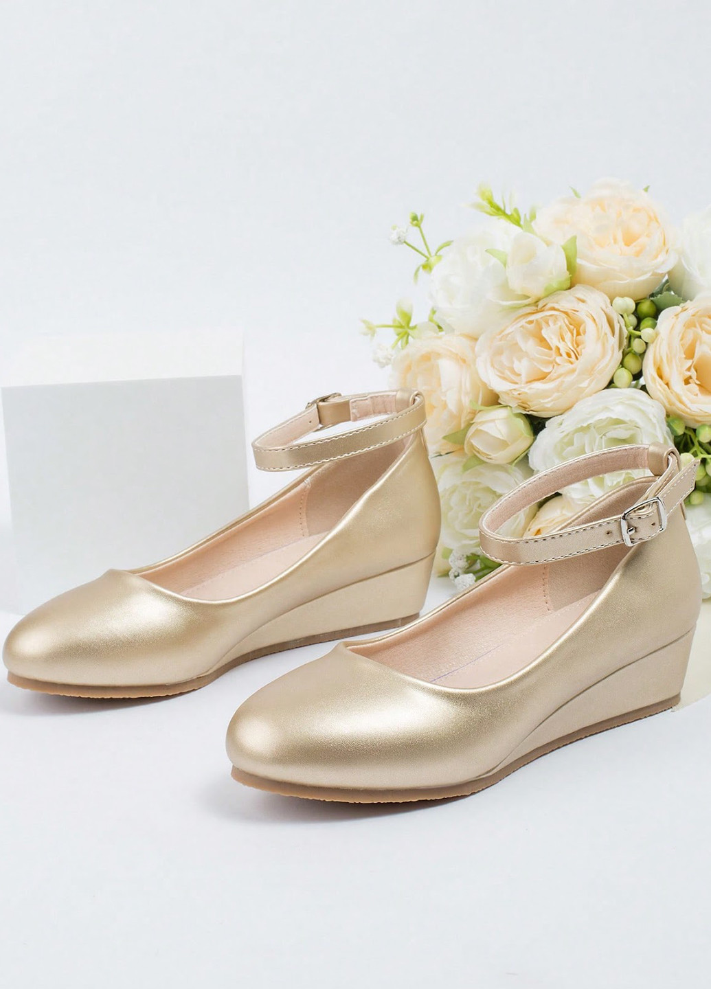 Золотые туфли на танкетке SHEIN