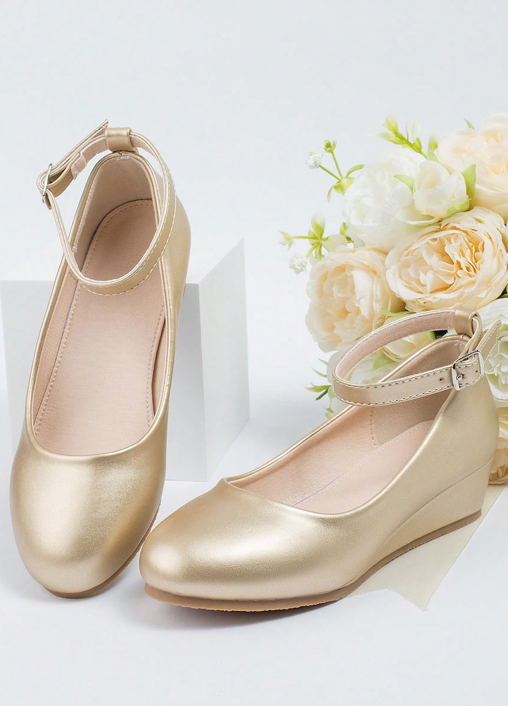 Золотые туфли на танкетке SHEIN