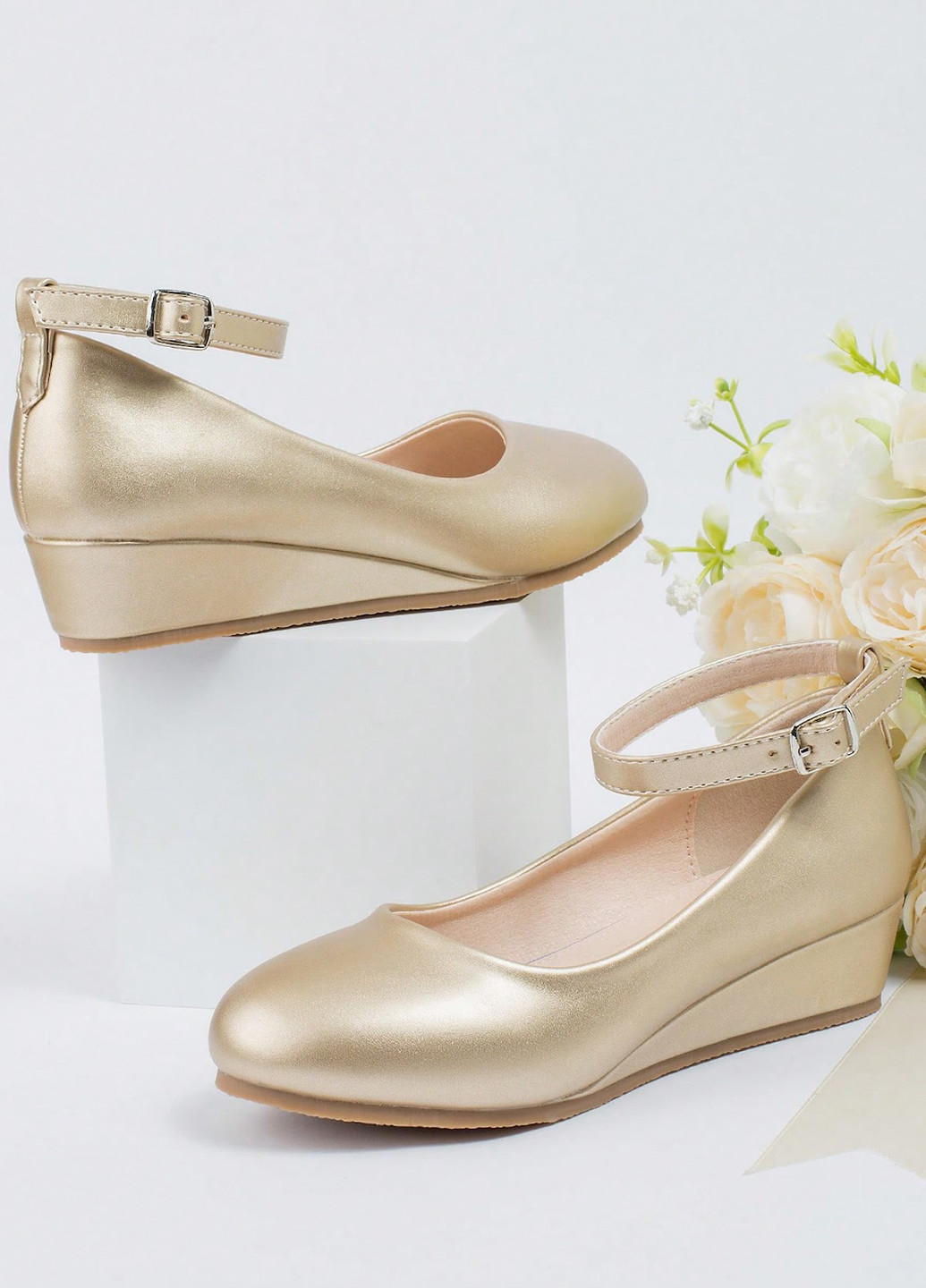 Золотые туфли на танкетке SHEIN