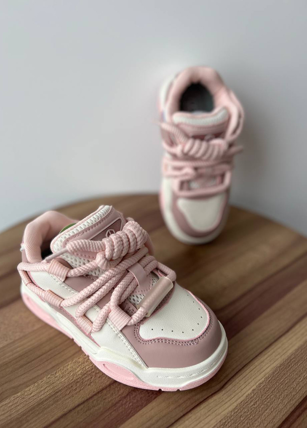 Розовые демисезонные кроссовки Kimboo