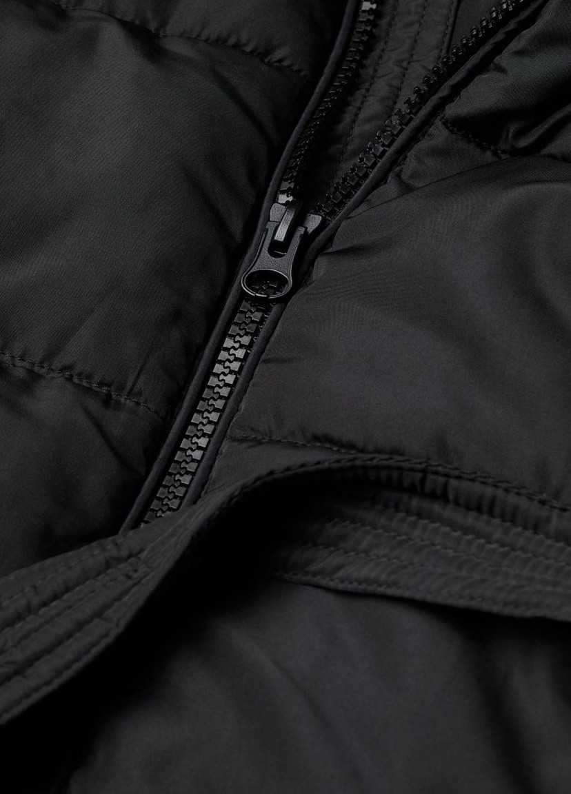 Черная зимняя утепленная куртка с капюшоном черный H&M