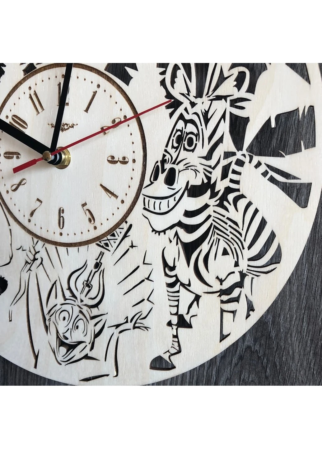 Безшумний настінний годинник з дерева в дитячу кімнату "Мадагаскар" 7Arts (253566939)
