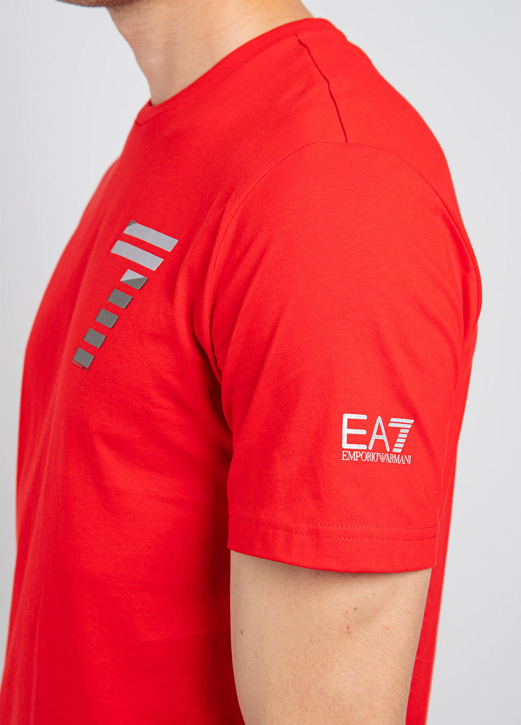 Красная футболка EA7