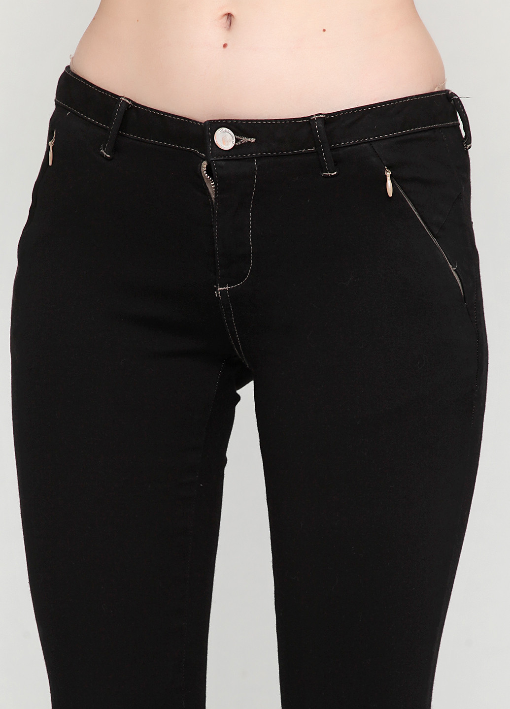 Черные джинсовые демисезонные зауженные брюки Sassofono