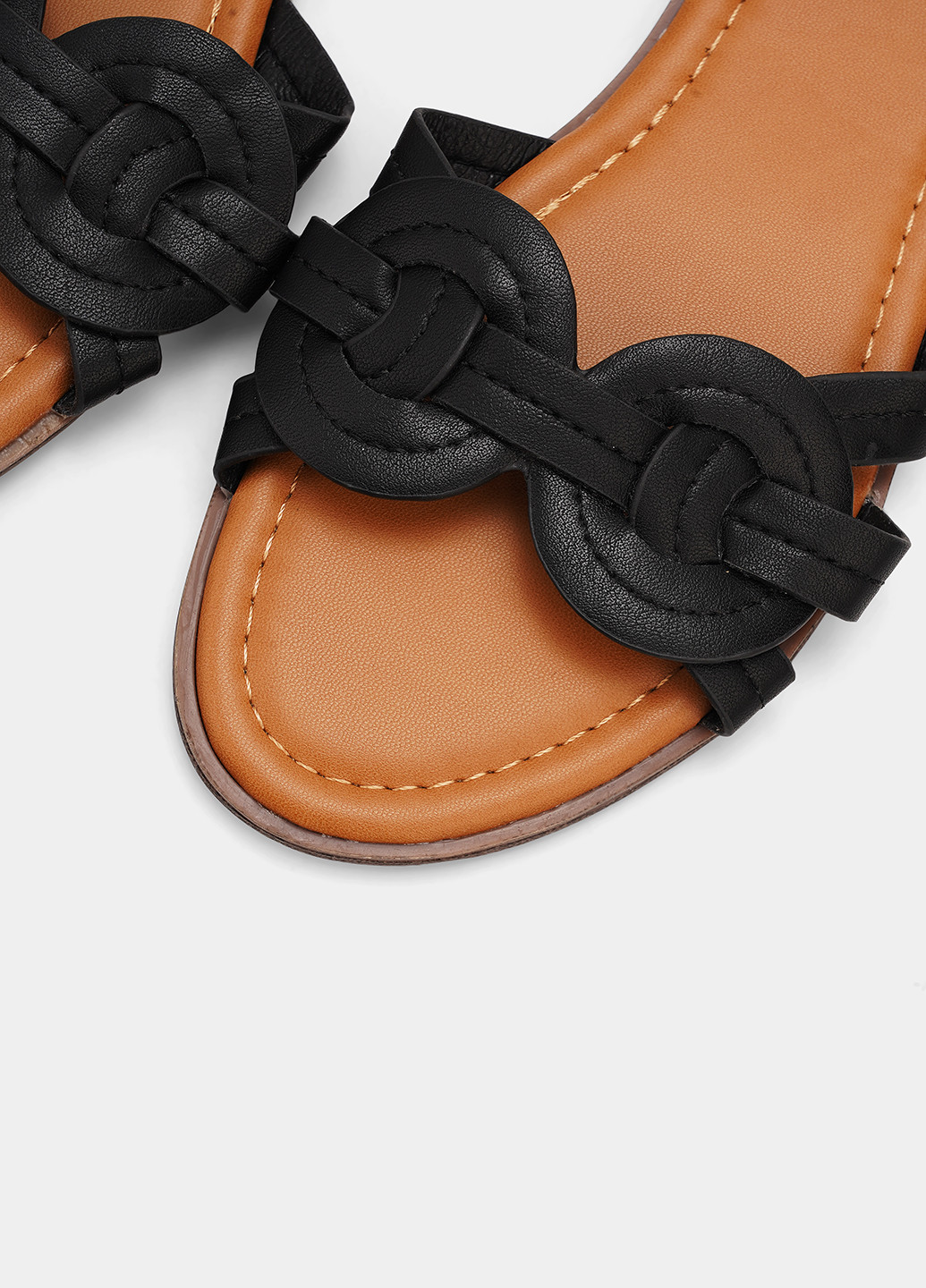 Черные шлепанцы C&A