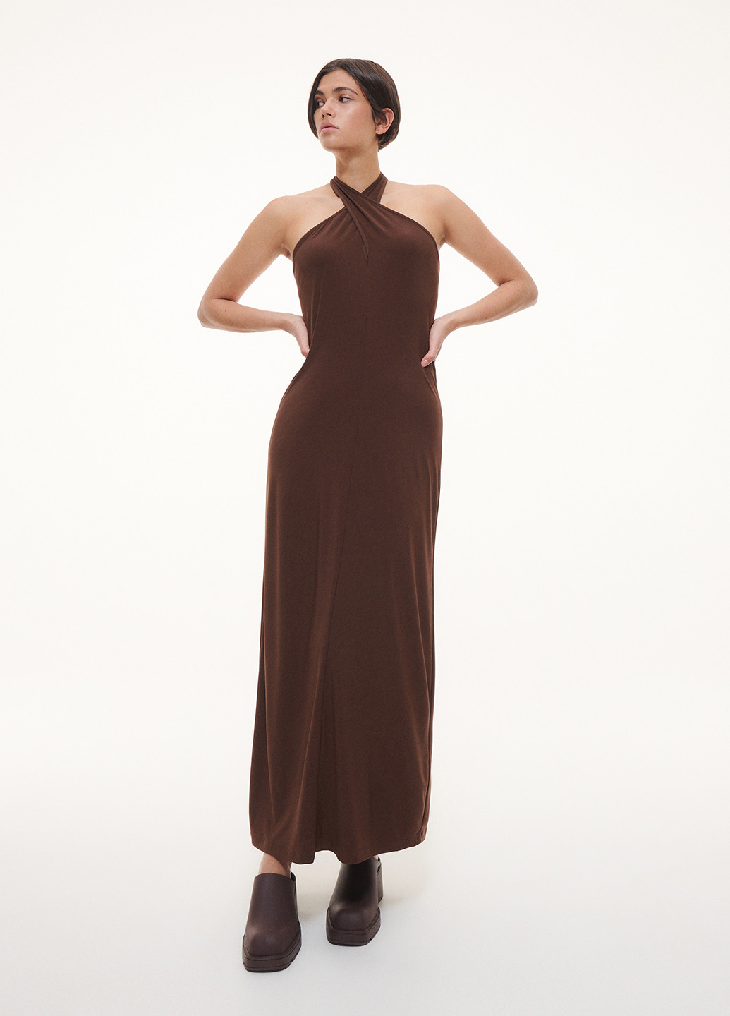 Темно-коричневое кэжуал платье с открытой спиной Reserved однотонное