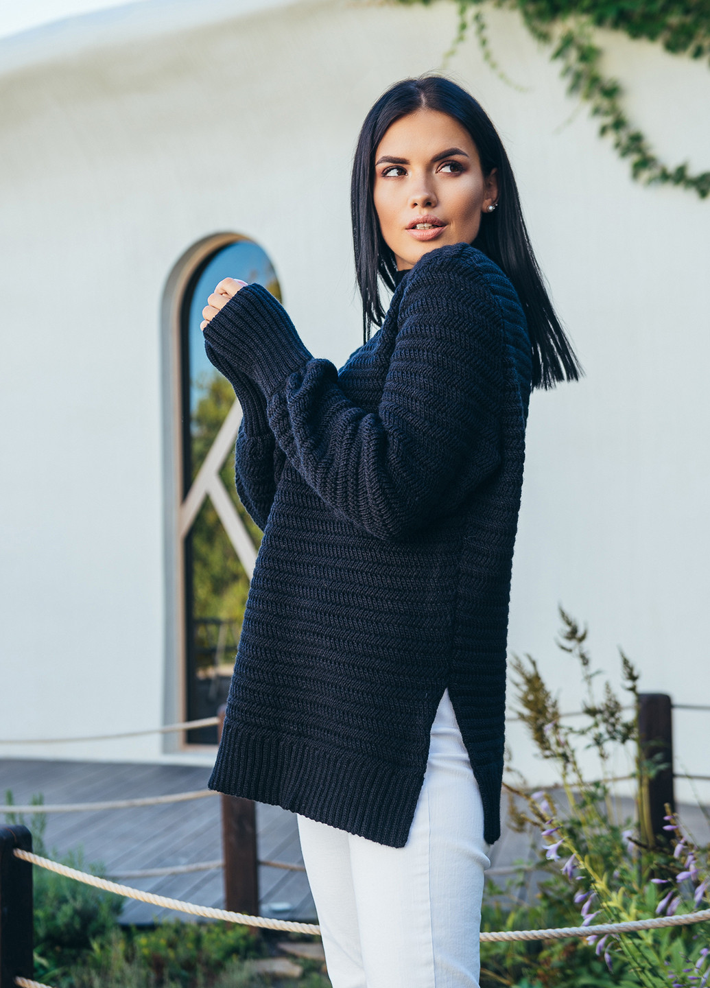 Черный демисезонный свитер Larionoff