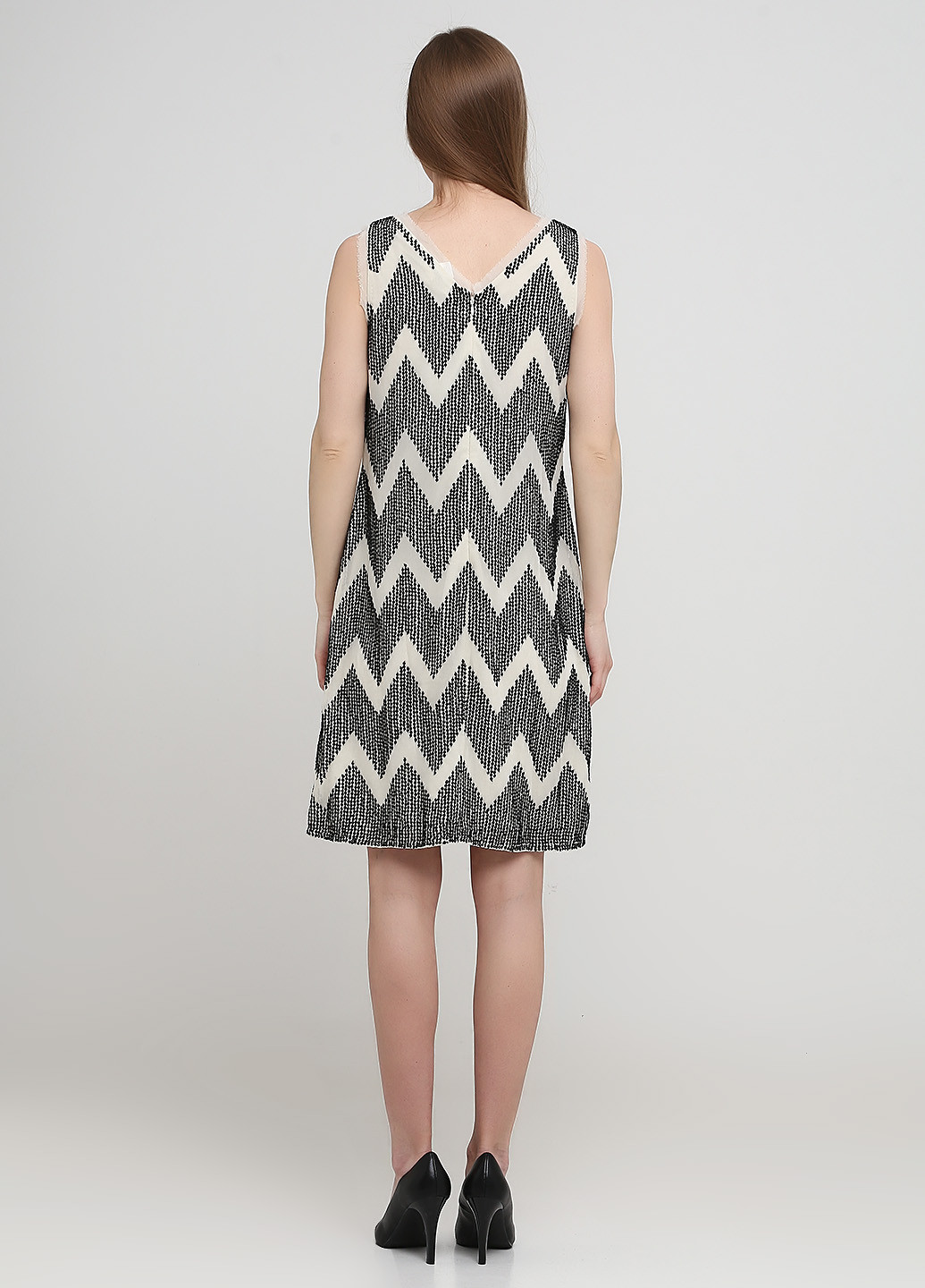 Черно-белое коктейльное платье Ashley Brooke с геометрическим узором