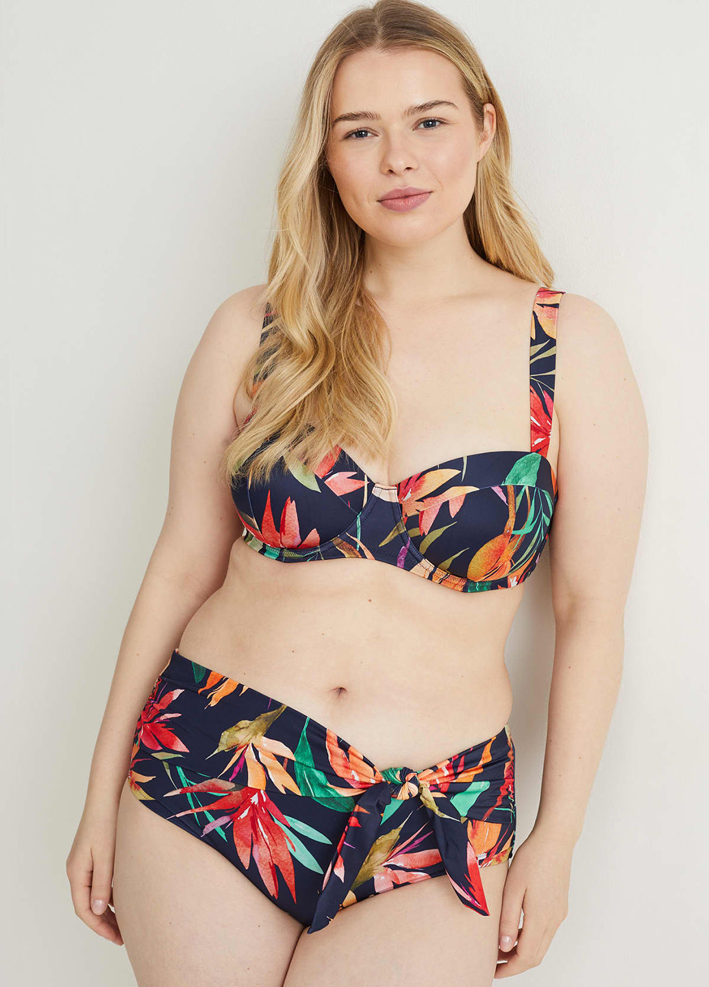 Цветные купальные трусики-плавки с рисунком C&A