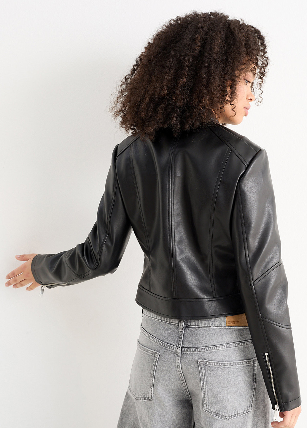 Чорна демісезонна куртка C&A