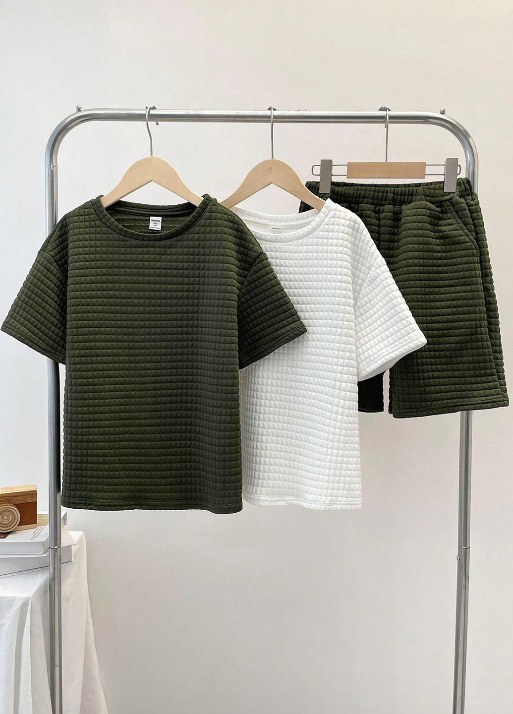 Комбинированный летний комплект (2 футболки, шорты) SHEIN