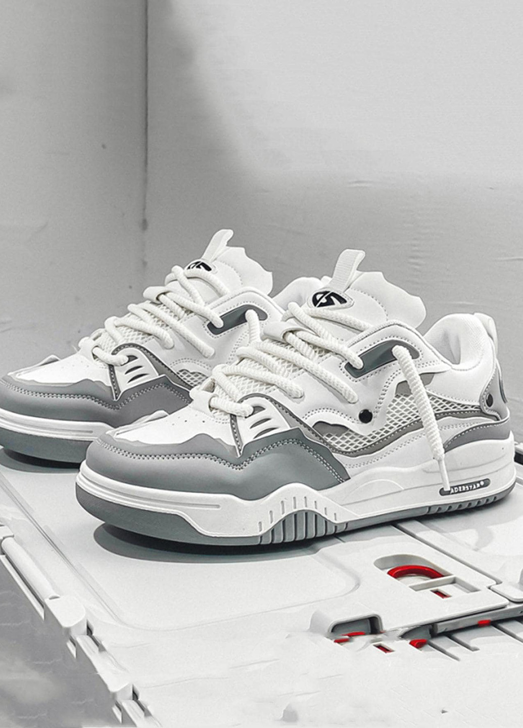 Белые демисезонные кроссовки SHEIN