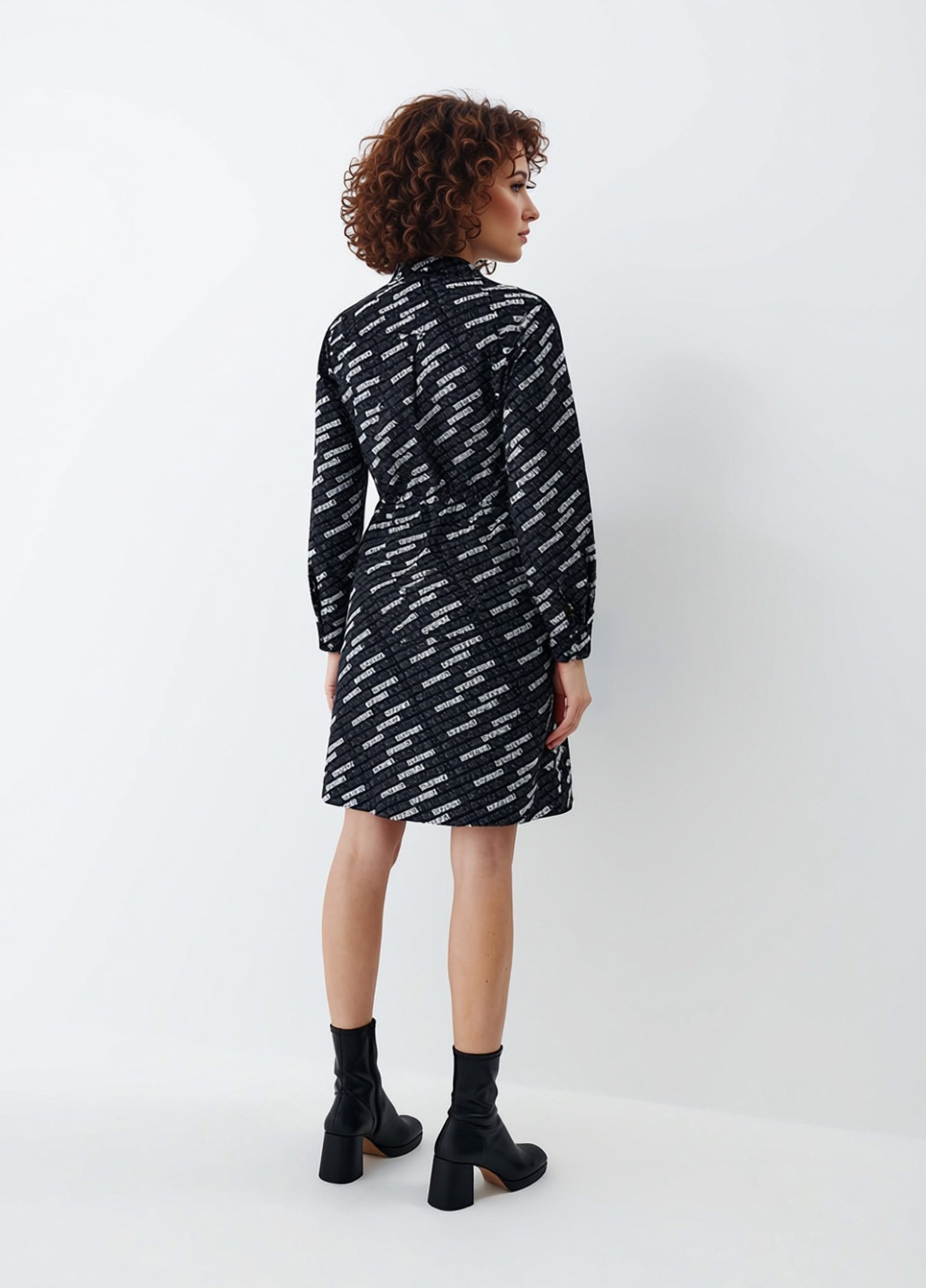 Черное кэжуал платье рубашка Mohito с надписью