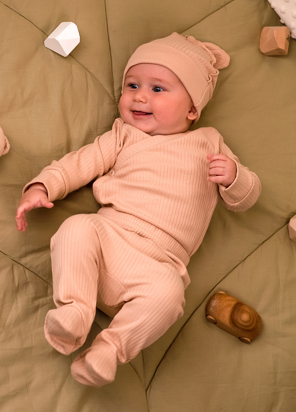 Бежевий демісезонний комплект (шапка, боді, повзунки) KRAKO