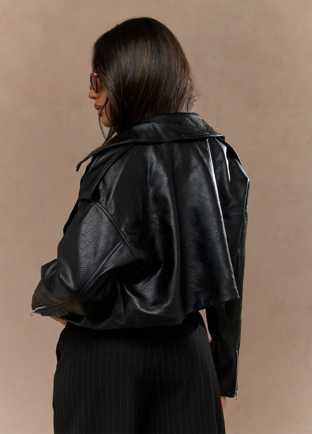 Черная демисезонная куртка косуха SHEIN