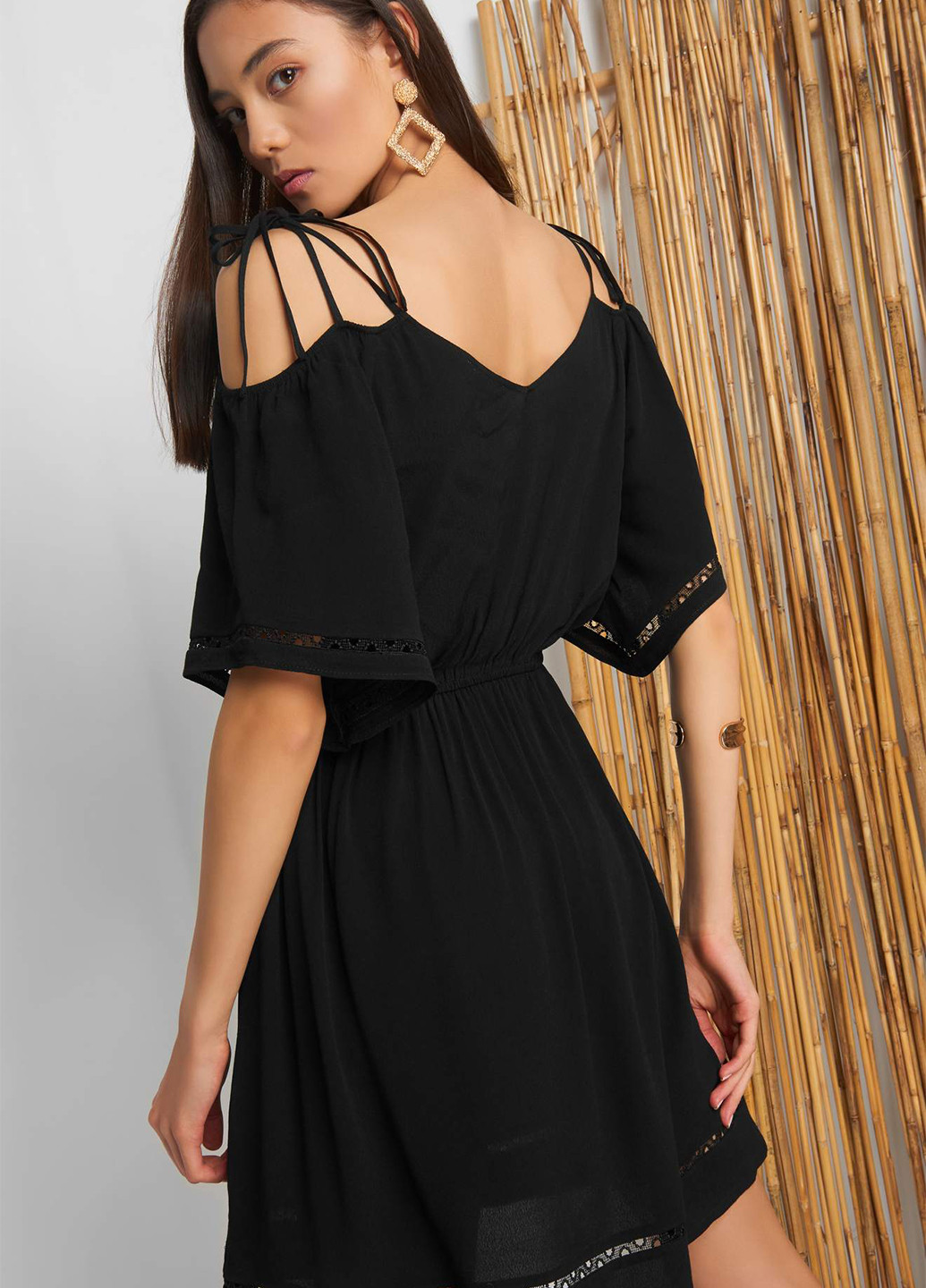 Черное кэжуал платье с открытыми плечами Orsay однотонное