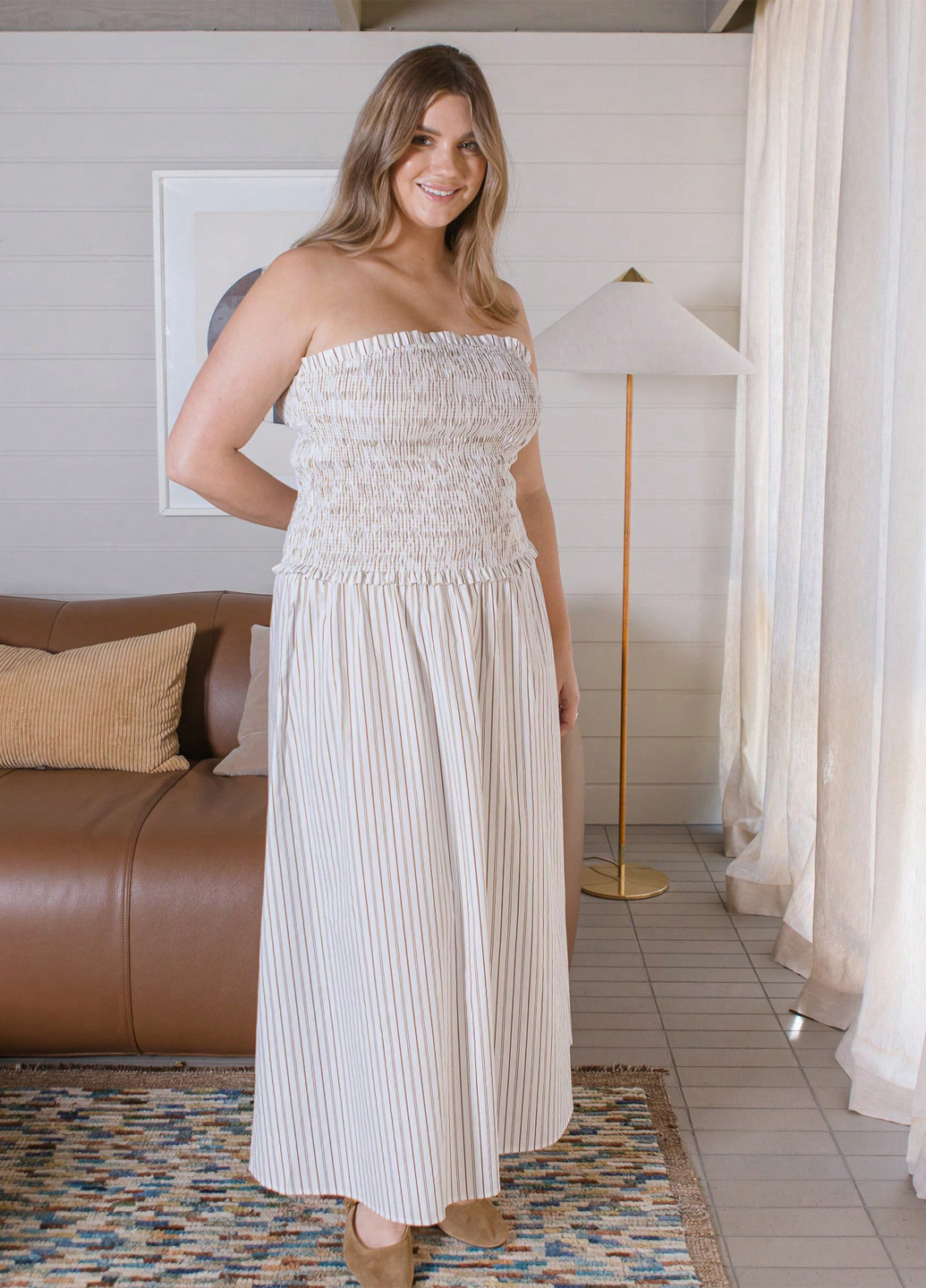 Молочное кэжуал платье с юбкой-солнце, с открытыми плечами SHEIN в полоску