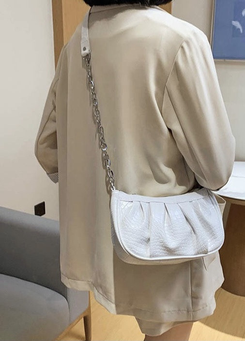 Жіноча класична сумочка багет на срібному ланцюжку рептилія біла NoName (251204002)
