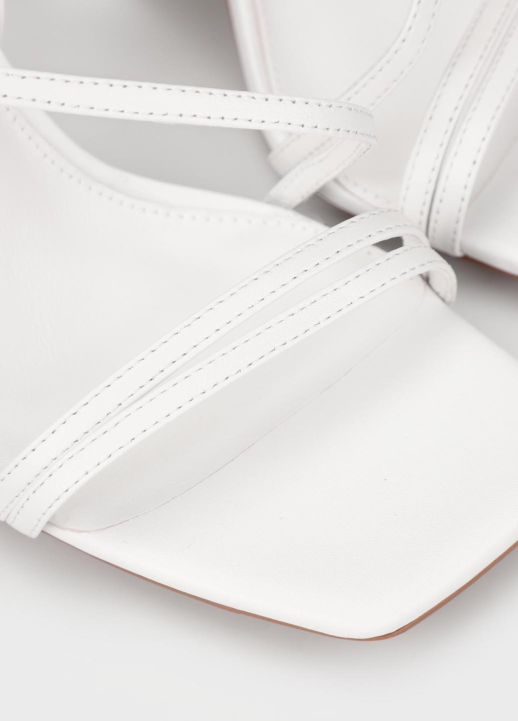 Белые босоножки Braska с ремешком