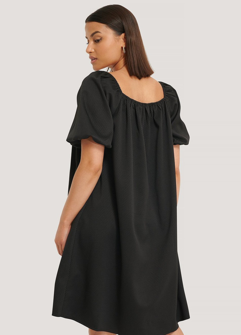 Чорна кежуал сукня NA-KD однотонна