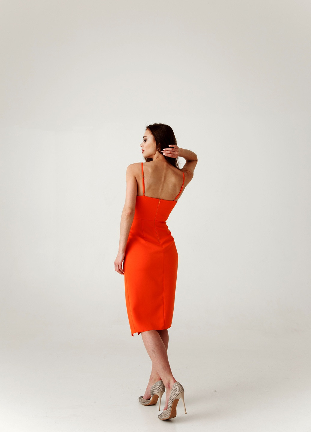 Помаранчева коктейльна коктейльное платье футляр цвета оранж с ассиметричным верхом красного цвета без рукавов футляр футляр MyINDI