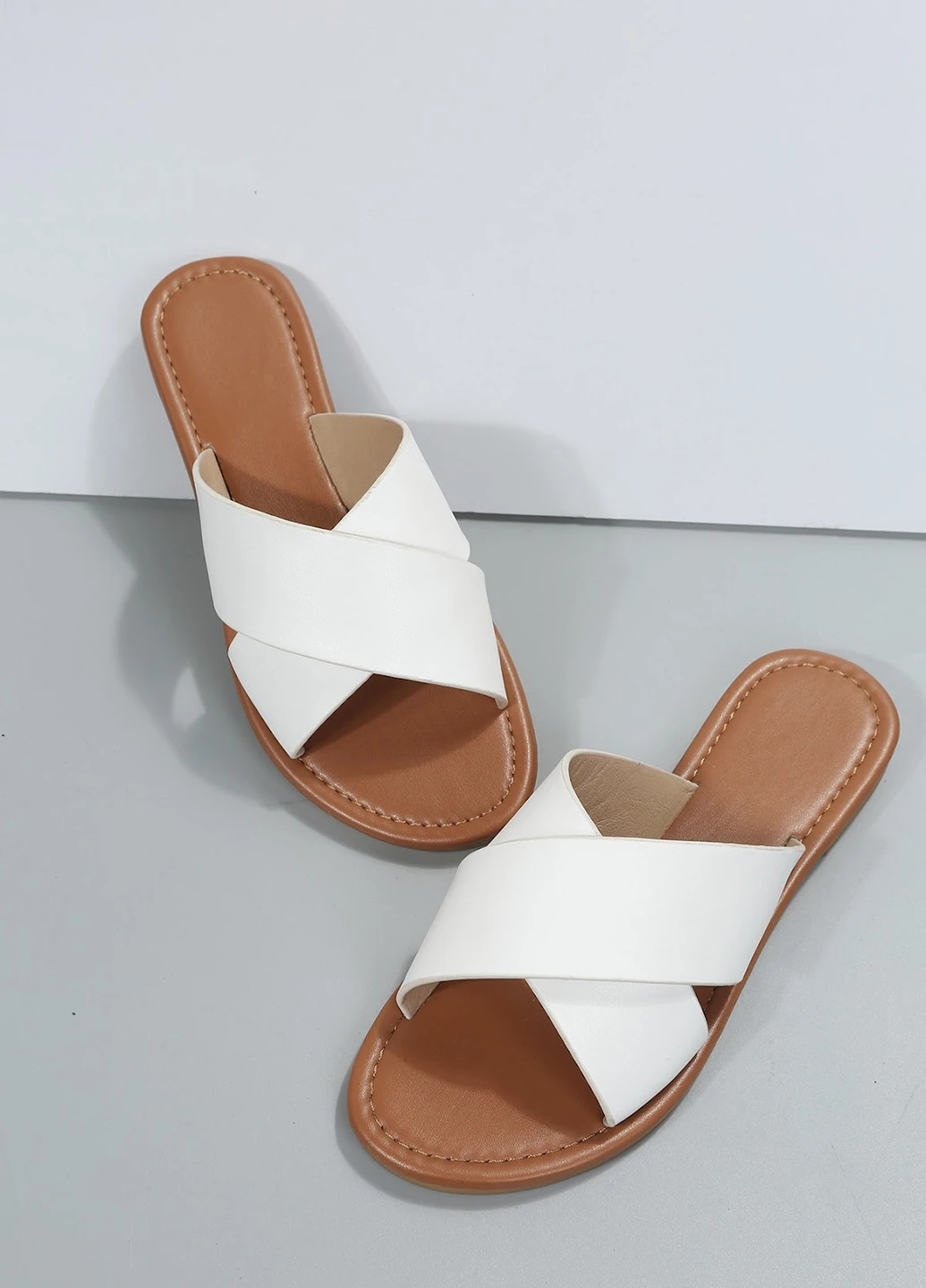 Белые шлепанцы SHEIN