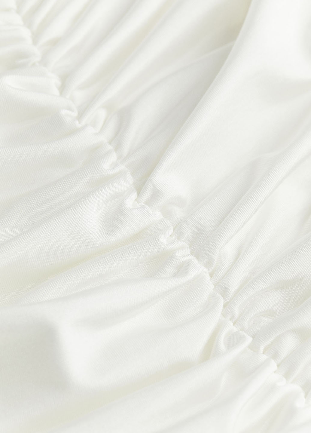 Белое кэжуал, коктейльное платье с открытыми плечами H&M однотонное
