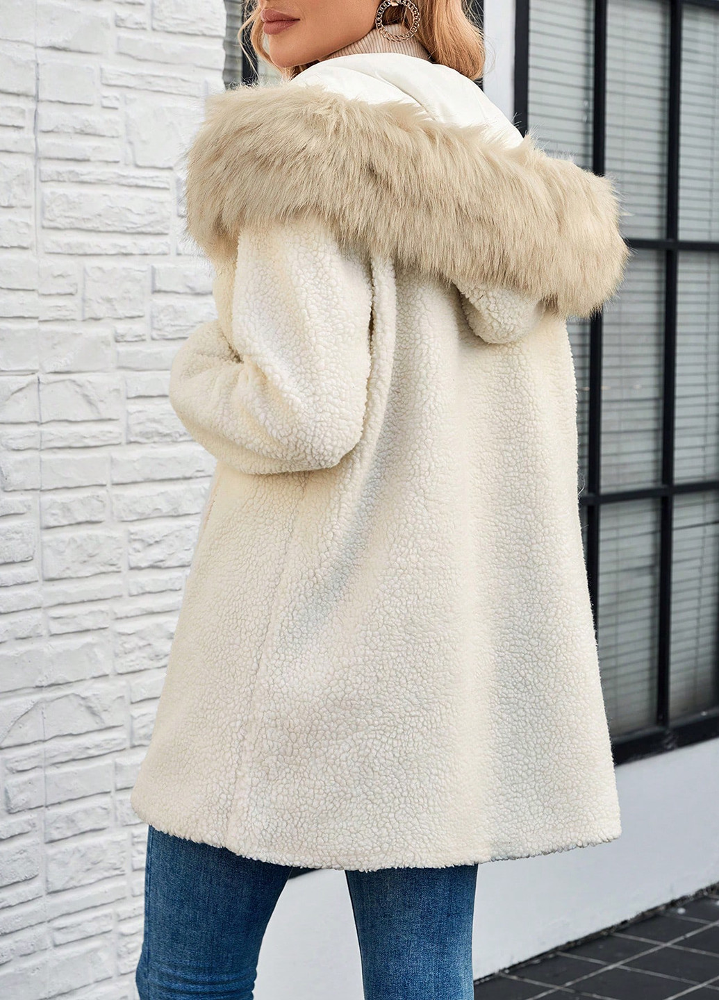 Молочна зимня куртка SHEIN