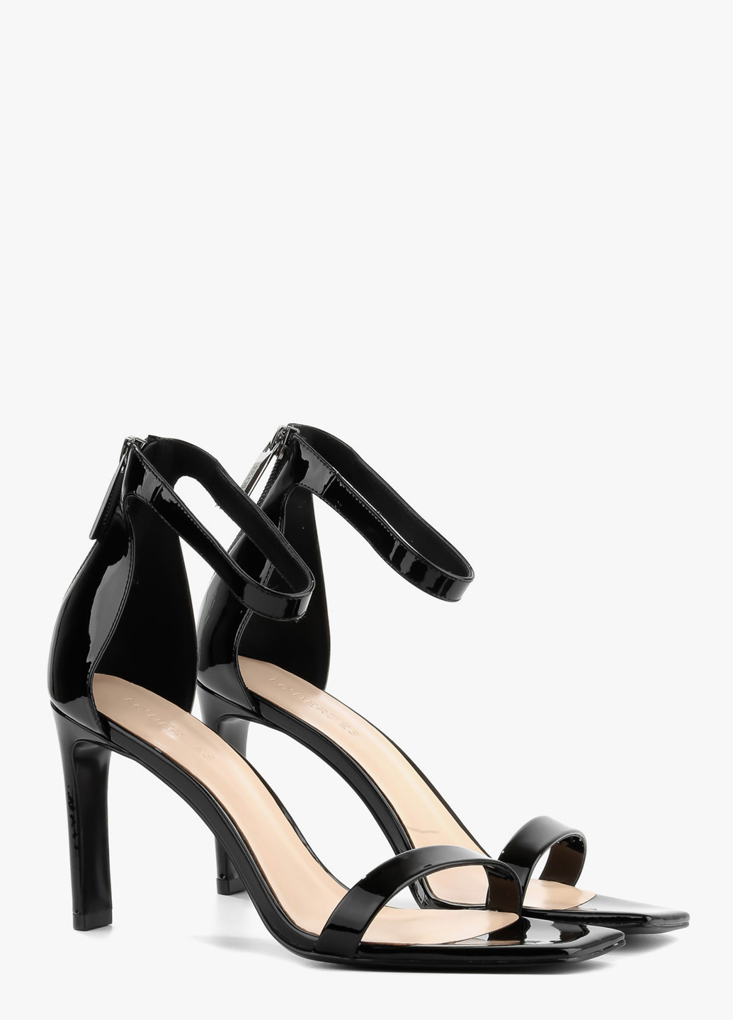 Черные босоножки Le'BERDES с ремешком лаковые