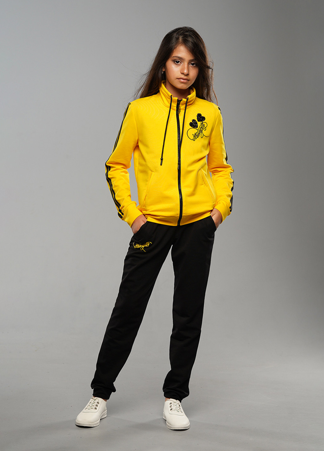Жовтий демісезонний жовтий демісезонний спортивний костюм з написами брючний Sinthia