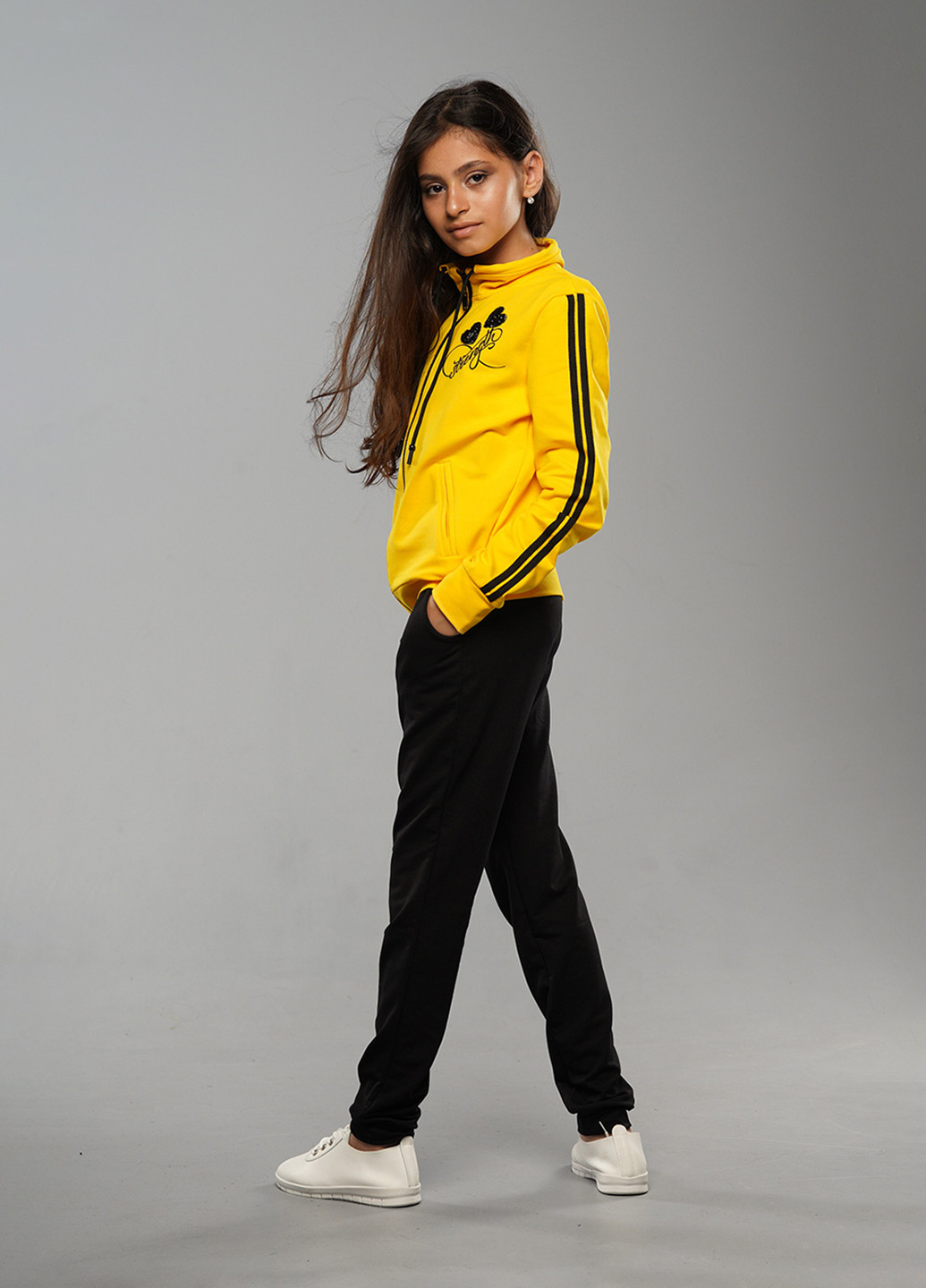 Жовтий демісезонний жовтий демісезонний спортивний костюм з написами брючний Sinthia