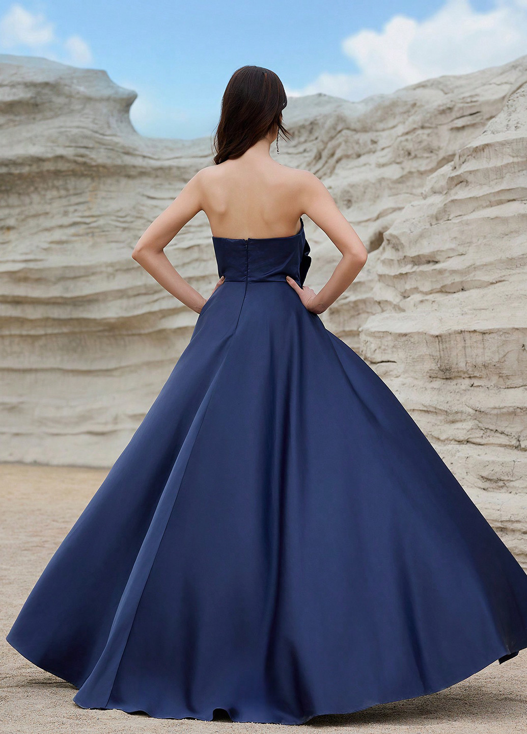 Темно-синее вечернее платье с открытыми плечами SHEIN однотонное