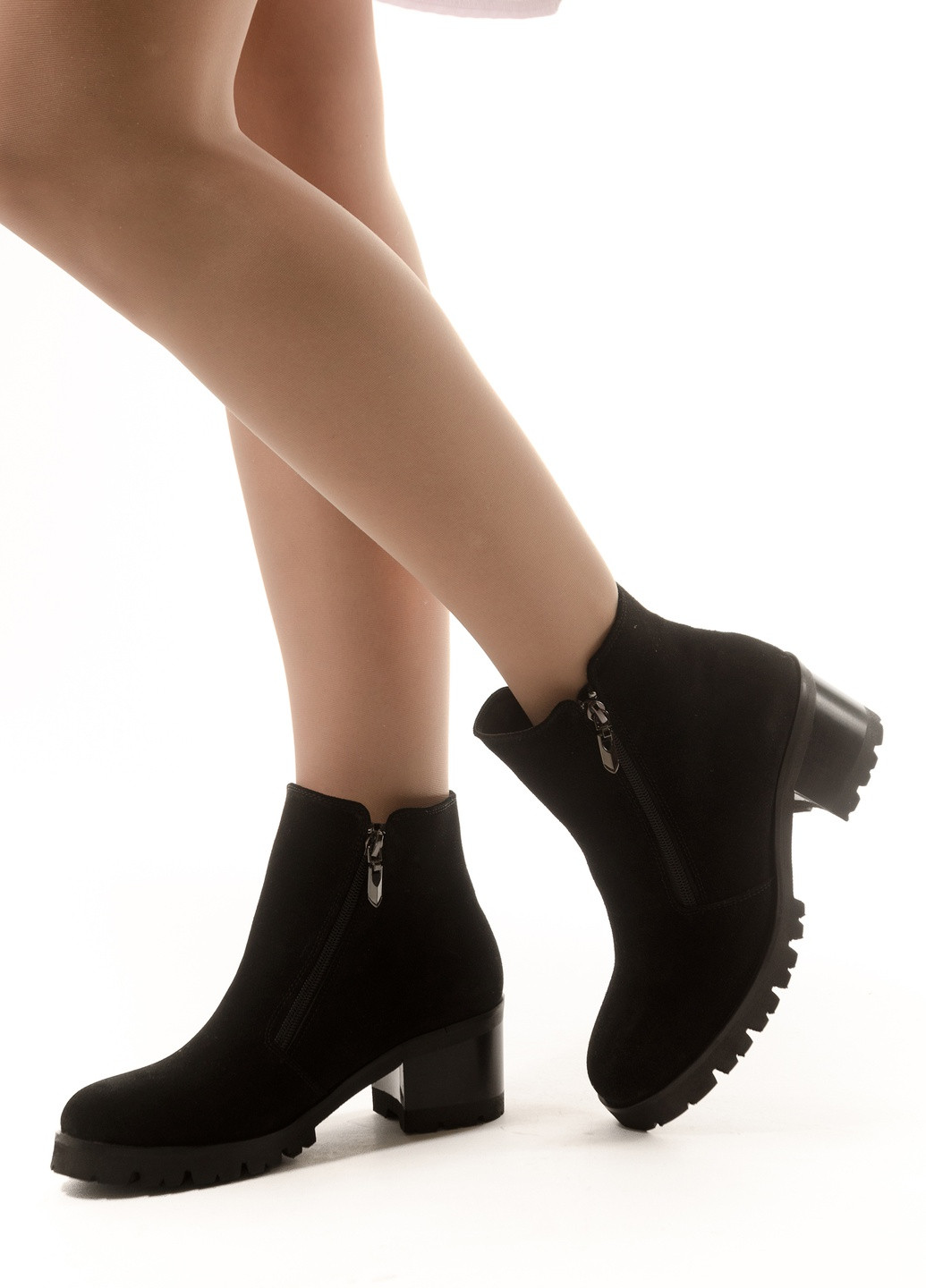 Черные демисезонная стильные женские ботинки из натуральной замши INNOE Ботильоны