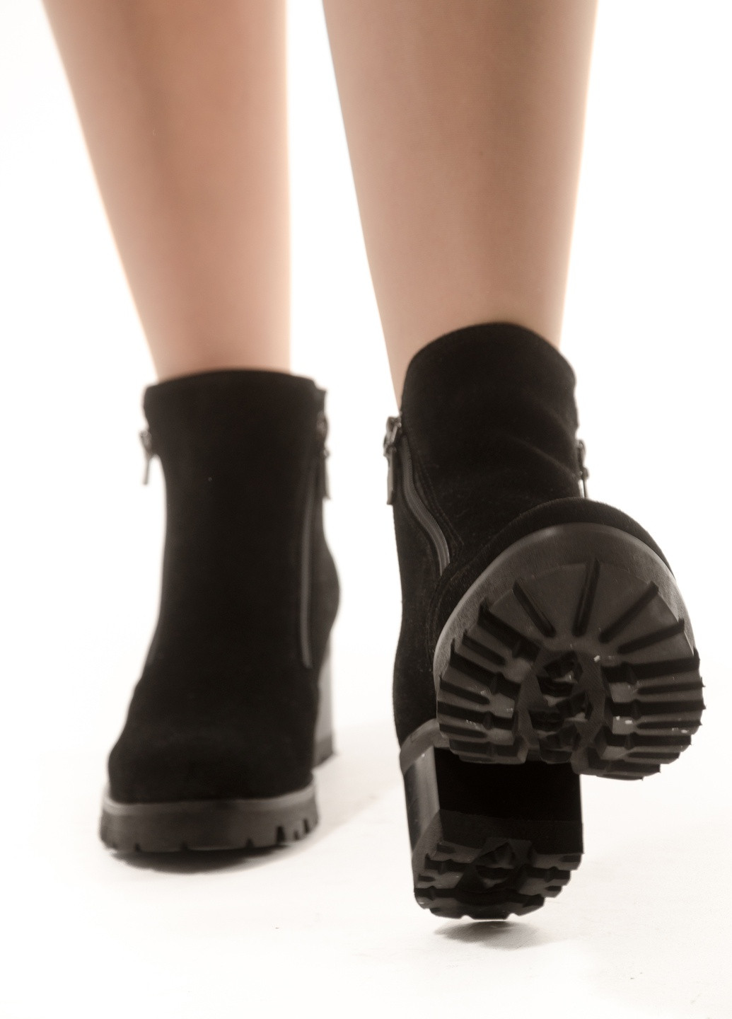 Чорні демісезонна стильні жіночі черевики з натуральної замші INNOE Ботильоны