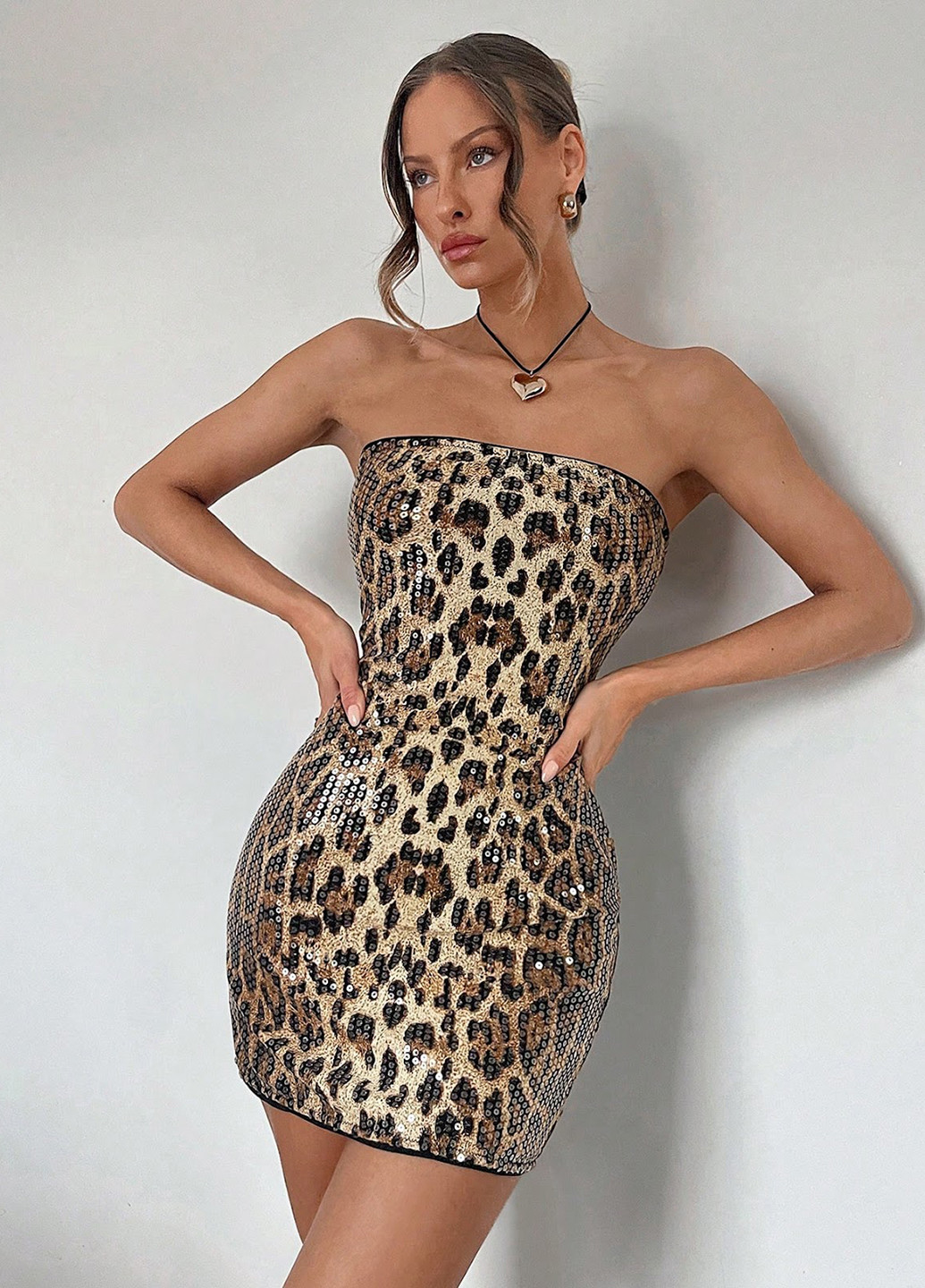 Коричневое коктейльное платье с открытыми плечами SHEIN леопардовый
