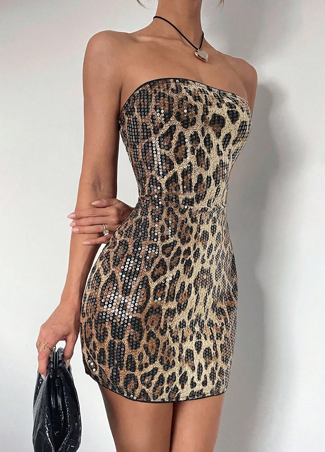Коричневое коктейльное платье с открытыми плечами SHEIN леопардовый