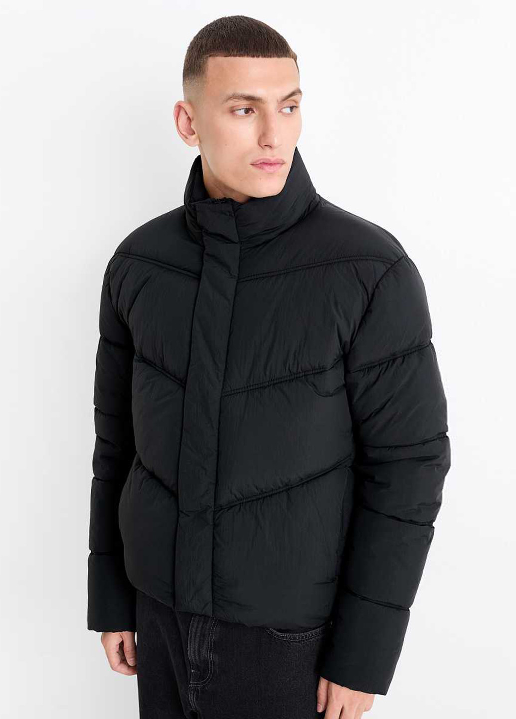 Чорна демісезонна куртка C&A